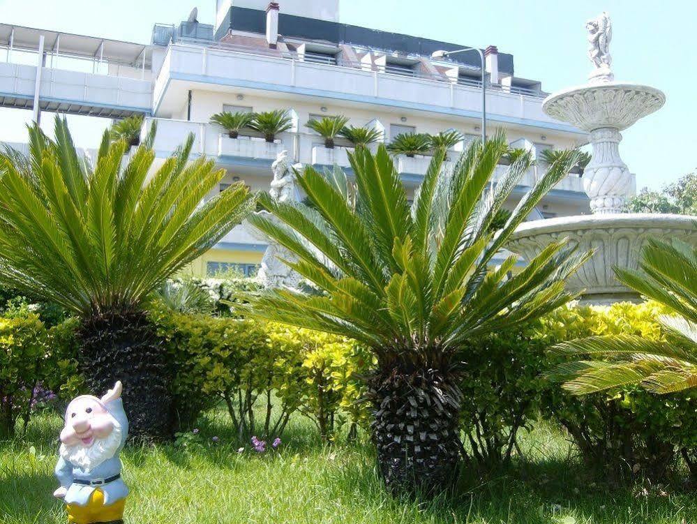 Hotel Marina Розето дели Абруци Екстериор снимка